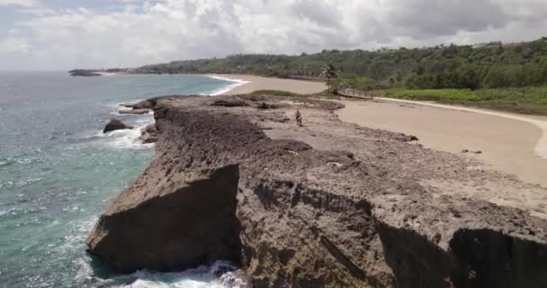 Повітряний Вид Навколо Арки Посо Ясінто Сонячній Ісабелі Пуерто Рико — стокове відео