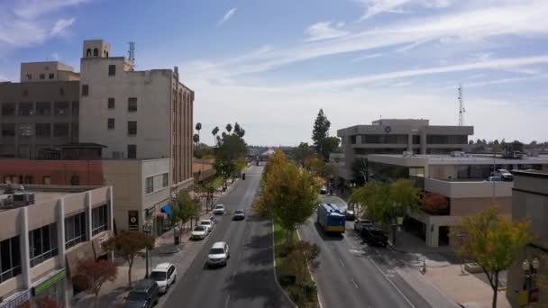 Disparo Aéreo Bajo Volando Sobre Las Calles Del Centro Bakersfield — Vídeos de Stock