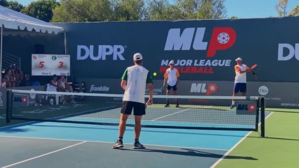 Male Athletes Playing Intense Pickleball Match Scoring Point Sunny Newport — ストック動画