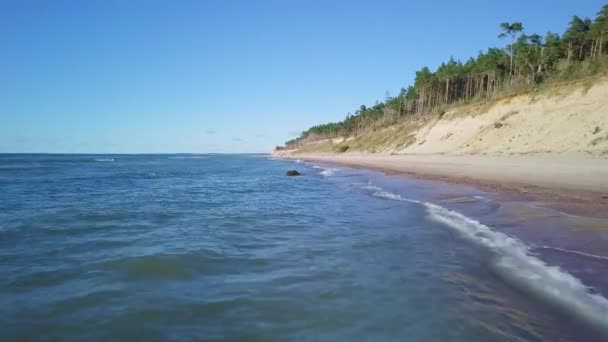 Vista Aérea Praia Mar Báltico Jurkalne Letônia Dia Ensolarado Penhasco — Vídeo de Stock