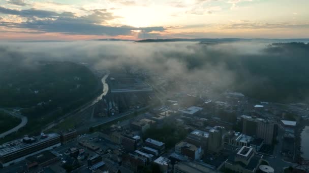 Prédios Cidade Americana Voar Através Nuvens Nevoeiro Durante Nascer Sol — Vídeo de Stock