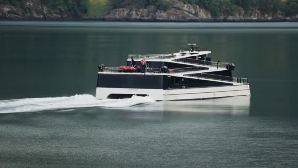 Een Moderne Elektrische Catamaran Ferry Die Hardangerfjord Oversteekt Slow Motion — Stockvideo