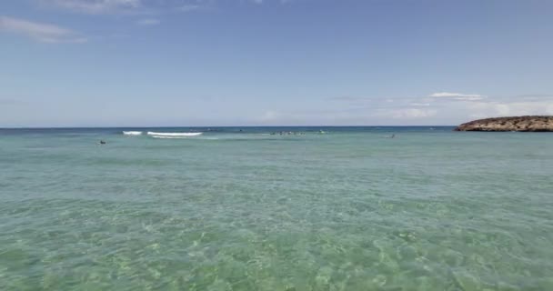Vista Aérea Baixa Sobre Mar Raso Direção Surfistas Costa Isabela — Vídeo de Stock