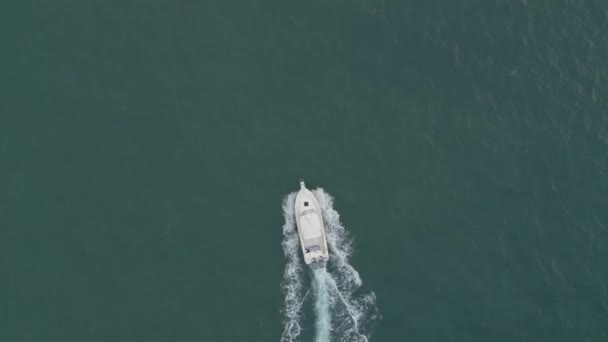 Flygfoto Etablerar Skott Drönare Efter Liten Båt Fortkörning Havet Topp — Stockvideo