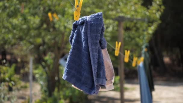 Mutfak Mavisi Beyaz Kumaşlar Güneşli Bir Günde Çamaşır Ipinin Önünde — Stok video