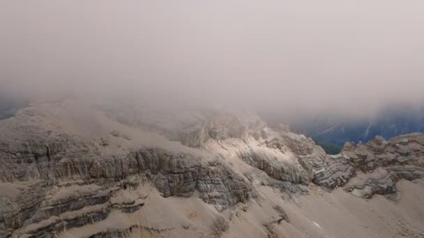 Luchtfoto Naar Voren Zicht Monte Pelmo Zijn Piek Mist Wolken — Stockvideo