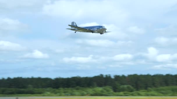 Douglas Dc3 Fliegen Auf Der Liepaja Airshow Lettland Vorbei — Stockvideo