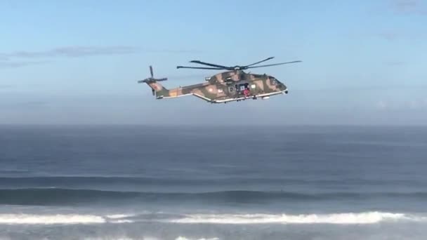 Helikopter Straży Pożarnej Lecący Nad Oceanem Uratować Wędkarza Arriba Guincho — Wideo stockowe