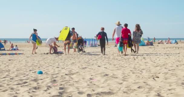 Stor Familjegrupp Anländer Till Beach Carrying Surfingbrädor Och Väskor Perranporth — Stockvideo