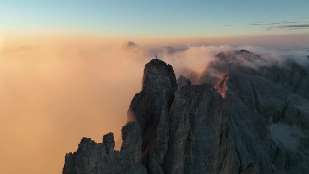 雪兎のドロマイトの山の日の出の周囲 South Tyrol — ストック動画