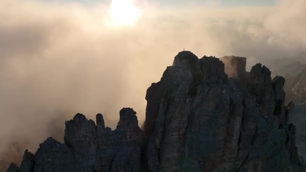 Berg Med Ett Kors Toppen Dolomiterna Sesto — Stockvideo