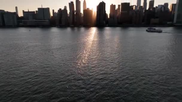 Una Vista Aérea Manhattan Desde East River Atardecer Durante Que — Vídeo de stock