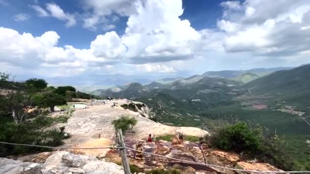 Dolly Panoramablick Auf Die Natürliche Mineralthermalanlage Auf Dem Gipfel Des — Stockvideo