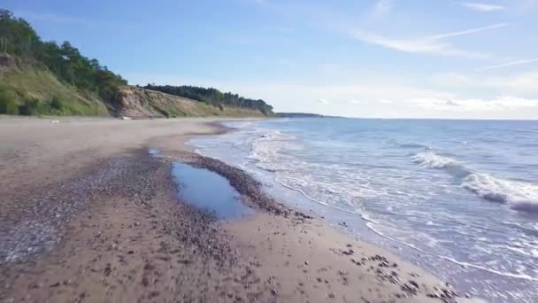 Vista Aérea Praia Mar Báltico Jurkalne Letônia Dia Ensolarado Penhasco — Vídeo de Stock