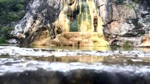 Naturlig Turkos Gröna Vatten Bassäng Pool Damm Och Rock Shelf — Stockvideo