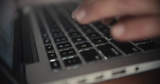 Cinematische Close Van Handen Van Vrouw Typen Een Laptop Toetsenbord — Stockvideo