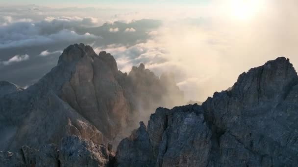 在白云石中俯瞰陡峭的高山 — 图库视频影像