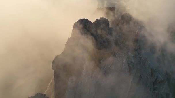 Dolomitlerdeki Bir Dağın Tepesinde Sis — Stok video