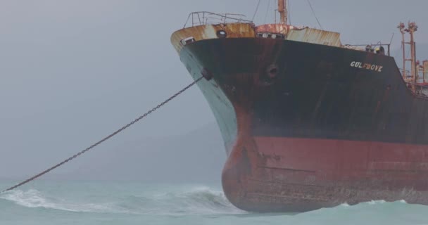 Die Riesigen Wellen Des Stürmischen Indischen Ozeans Krachen Gegen Den — Stockvideo