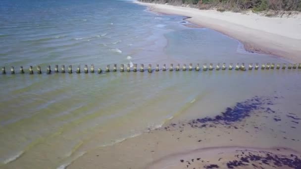 Vista Aérea Costa Del Mar Báltico Día Soleado Viejo Muelle — Vídeos de Stock