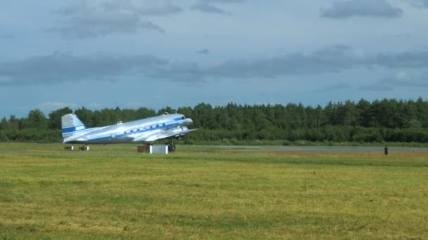 Серебристо Голубой Douglas Dc3 Выходящий Взлетно Посадочную Полосу Авиашоу Вид — стоковое видео