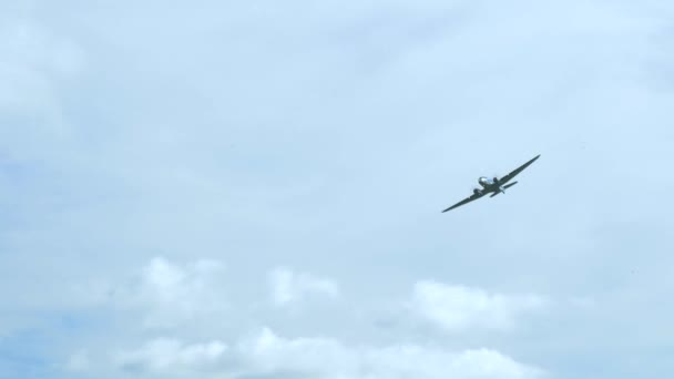 Douglas Dc3 Realiza Fly Show Aéreo Vista Chão Céu Azul — Vídeo de Stock