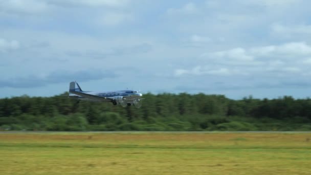 Douglas Dc3 Κάνει Χαμηλή Πάσα Στο Airshow Πλαϊνή Άποψη — Αρχείο Βίντεο