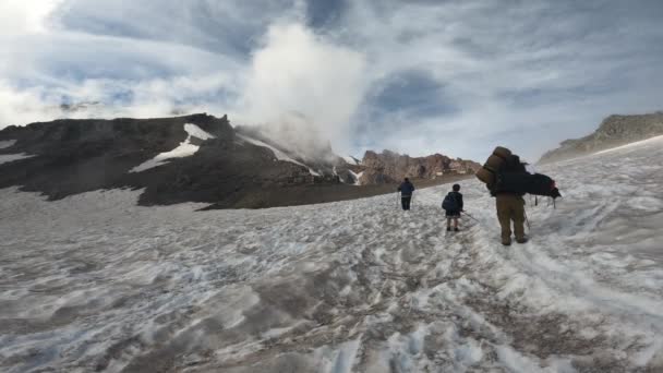 Caminante Resbalando Cayendo Campo Nieve Camino Campamento Muir Monte Rainier — Vídeos de Stock