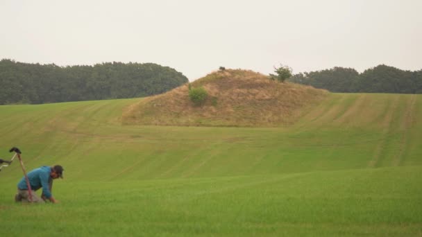 Metal Detectorist Campo Alla Ricerca Antichi Tesori Vicino Tumulo Dell — Video Stock