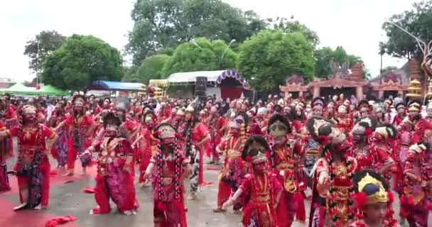 Келана Топенг Танцює Під Час Виконання Традиційного Танцю Cirebon Rampak — стокове відео