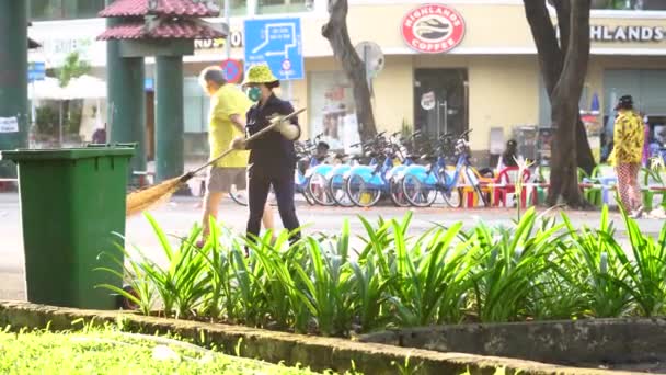 Spårning Gatsopare Saigon Vietnam — Stockvideo