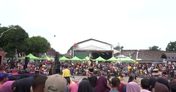 인도네시아 웨스트 자바의 마을에서 창의적 회식에서 — 비디오