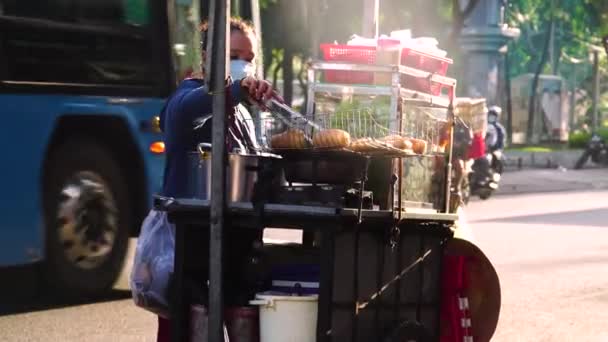 Vendeur Nourriture Rue Arrangeant Des Boulettes Partant Avec Chariot Saigon — Video
