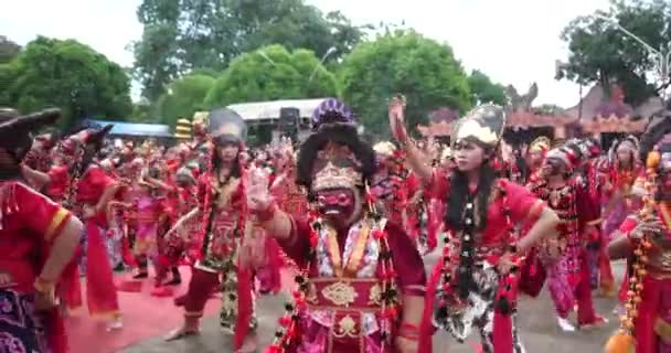 Kelana Topeng Dance Performance Cirebon Traditional Dance Фестиваль Rampak Kelana — стоковое видео