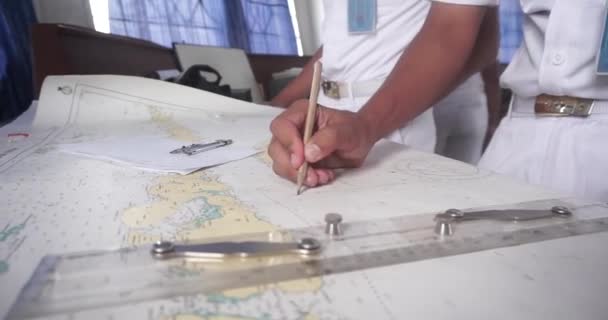Studenti Studují Měří Vzdálenost Mapě Školním Kompasem Close — Stock video