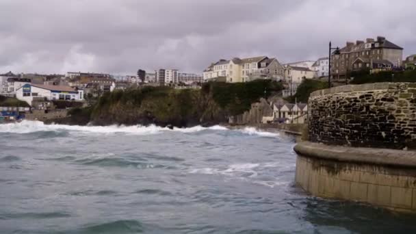 Sturmwellen Erschüttern Die Küste Von Newquay Großbritannien Sturm Alex Statisch — Stockvideo
