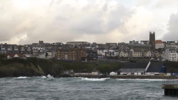 英国コーンウォールの海辺の町とNewquayの港 サイドウェイショット — ストック動画