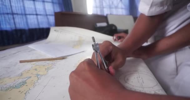 Studentské Studium Navigační Lodní Mapa Pro Stavbu Plachetnice Mapy Lodi — Stock video