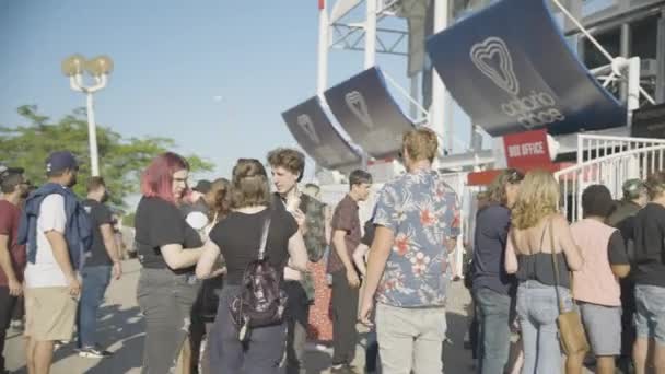 Группа Молодых Людей Ожидающих Пределами Сцены Budweiser Торонто Канада Время — стоковое видео
