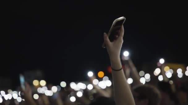 Människor Publiken Viftande Händer Hålla Smartphones Med Ficklampor Live Musik — Stockvideo