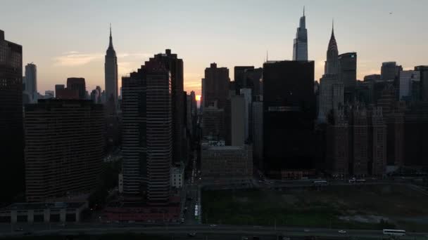 Eine Luftaufnahme Von Manhattan Über Dem East River Während Des — Stockvideo