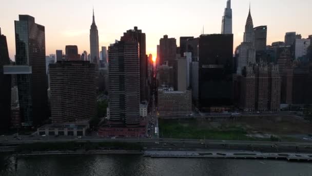 Een Luchtfoto Van Manhattan Kijkend East River Bij Zonsondergang Tijdens — Stockvideo
