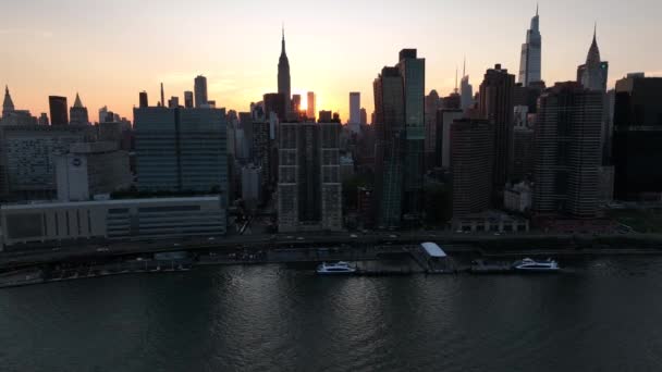 Een Luchtfoto Van Manhattan Vanaf East River Nyc Bij Zonsondergang — Stockvideo