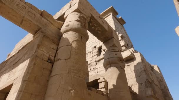 Pan Lento Che Mostra Colonne Rovinate Incrinate Del Tempio Luxor — Video Stock