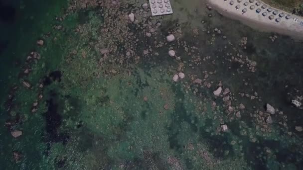 Drone Vista Sobre Las Olas Revelando Playa Rocosa Sombrillas Paja — Vídeos de Stock