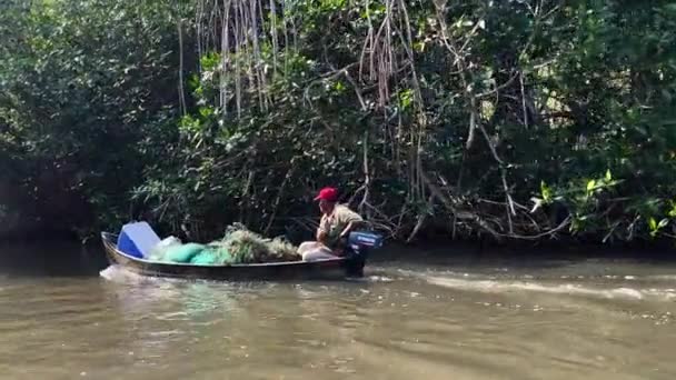 Man Fisher Barca Canoe Motorizată Plutind Râul Apă Parque Nacional — Videoclip de stoc