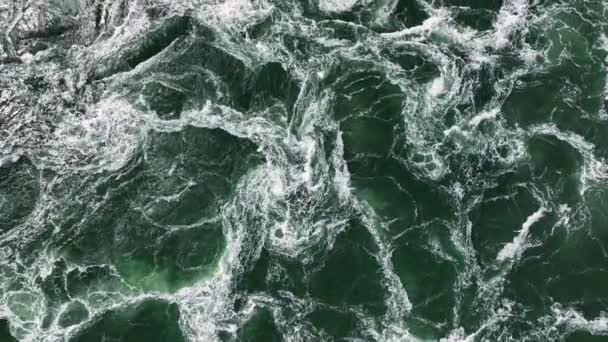 Kronkelend Kolkend Wit Water Onder Een Vloedkering Gezien Van Bovenaf — Stockvideo