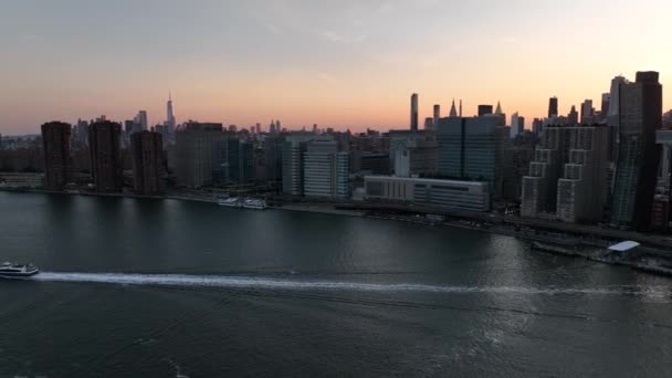 Manhattan Günbatımında Manhattan Nehri Nin Üzerinden Manhattan Henge Sırasında Çekilmiş — Stok video