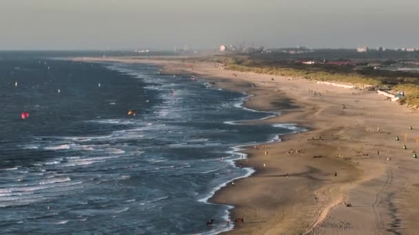 Los Surfistas Cometas Vuelan Montan Olas Viento Áspero Oscuro Océano — Vídeo de stock