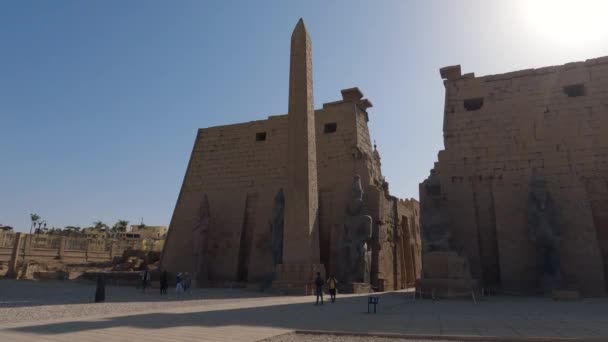 Panning Shot Tourists Exploring Taking Amazing Luxor Temple Complex Αίγυπτος — Αρχείο Βίντεο